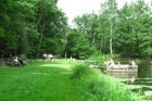 Jung und Alt am Floßteich -  
Unsere weitläufige Teichanlage im Göltzschtal bietet Raum für Erholung und Spaß für Gäste jeden Alters.