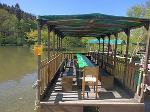 Landurlaub Käppel: Das Gruppenfloß am Floßteich.