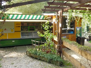 Ab Frühling geöffnet: Der Floßteich-Imbiß.