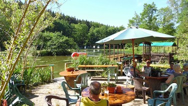 Landurlaub Käppel: Blick vom Imbißgelände auf den Floßteich.