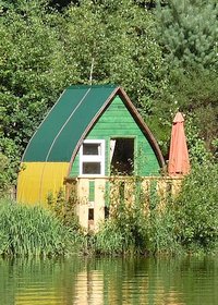 Das Schlafiglu neben der Uferhütte am Floßteich.