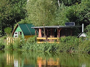 Blick zu unserer Uferhütte am Floßteich.