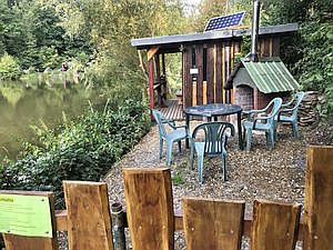 Zugang zur Uferhütte am Floßteich.